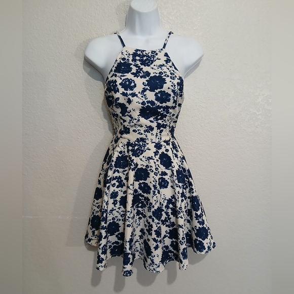 Lulu's All In Motion Blue & White Floral Skater Dress Size Small - Picture 10 of 11